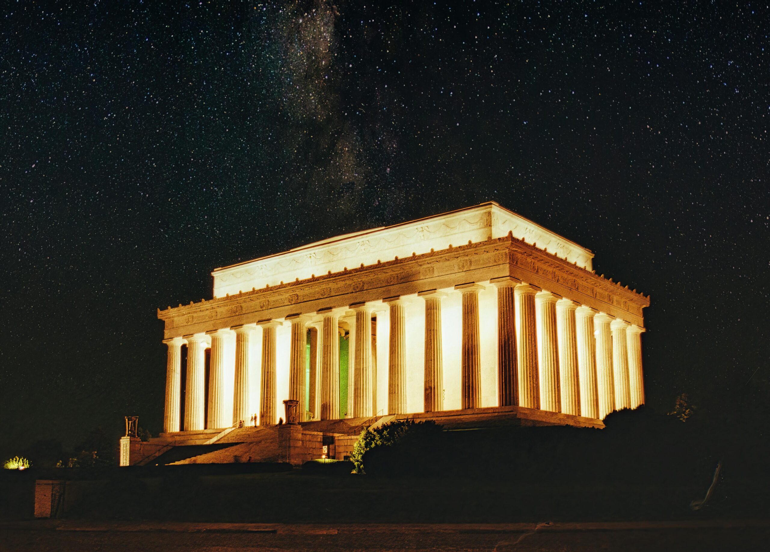 Lincoln Memorial is just 20 mins drive from Arlo DC hotel