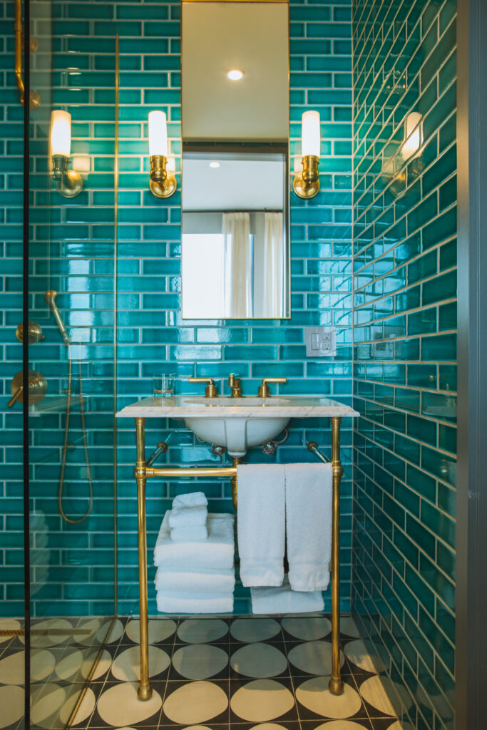 Arlo Williamsburg queen room bathroom