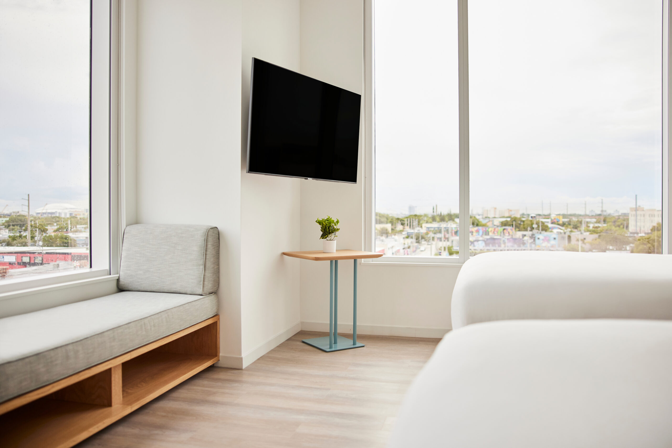 Arlo Wynwood Corner Two Double hotel room beds and television