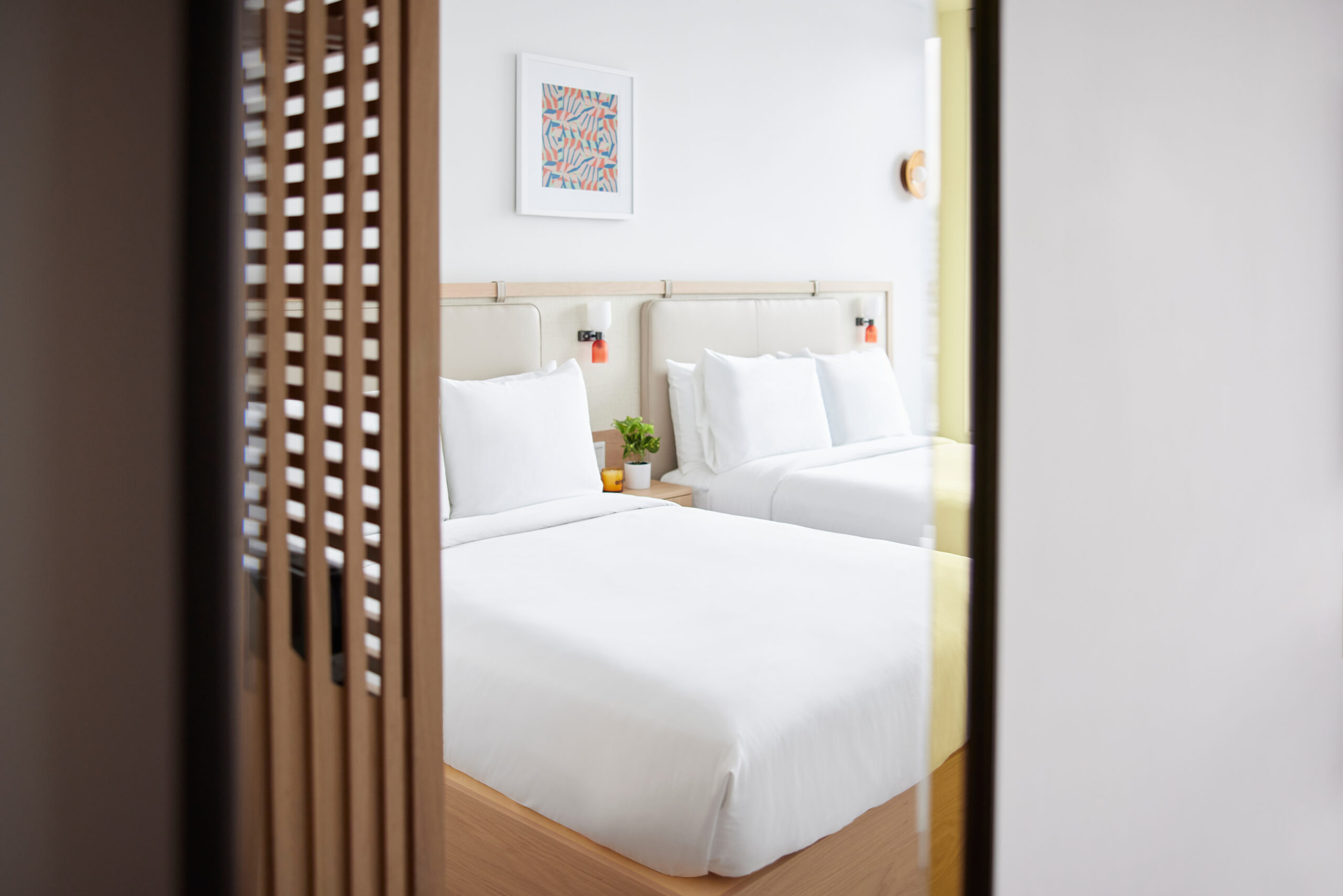 Arlo Wynwood Two Double hotel room mirror and beds